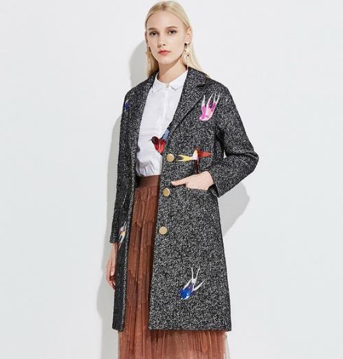 胖MM这样搭配纯色开叉茧型大衣时尚又显瘦（图）