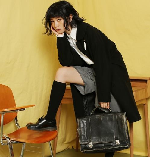 牛角扣学院风毛呢大衣搭配小皮鞋：时尚显瘦英伦风