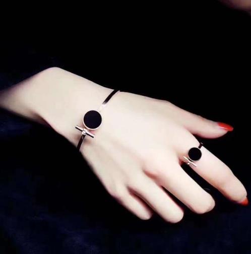 韩版玫瑰金带钻钛钢戒指搭配：简洁大方戒指推荐