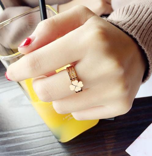 韩版玫瑰金带钻钛钢戒指搭配：简洁大方戒指推荐