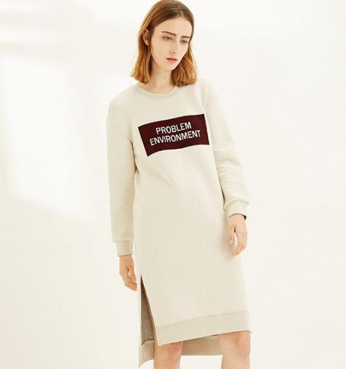 修身蕾丝包臀打底裙搭配长款风衣：女人味十足（图）