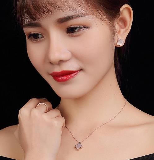 玫瑰金挂饰配饰项链:5款项链性感优雅女人味(图) 玫瑰金挂饰配饰项链:5款项链性感优雅女人味(图)