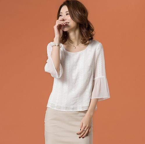 一件喇叭袖雪纺衫的多种穿搭：优雅雪纺衫推荐