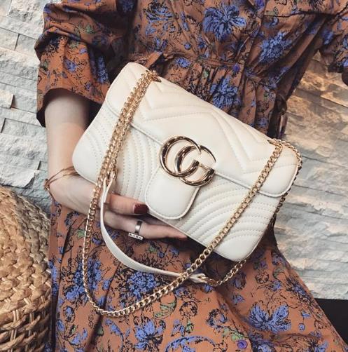 韩版多功能水桶斜挎包搭配：简约个性斜挎包（图）