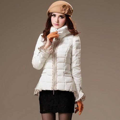 大毛领修身加厚羽绒服搭配手拿包：打造优雅气质