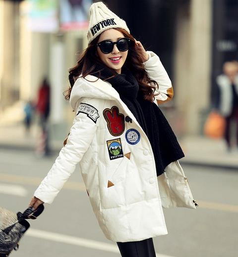 大毛领加厚短款羽绒服的多种搭配：时尚又保暖（图）