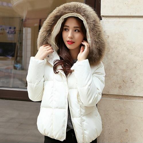 大毛领加厚短款羽绒服的多种搭配：时尚又保暖（图）