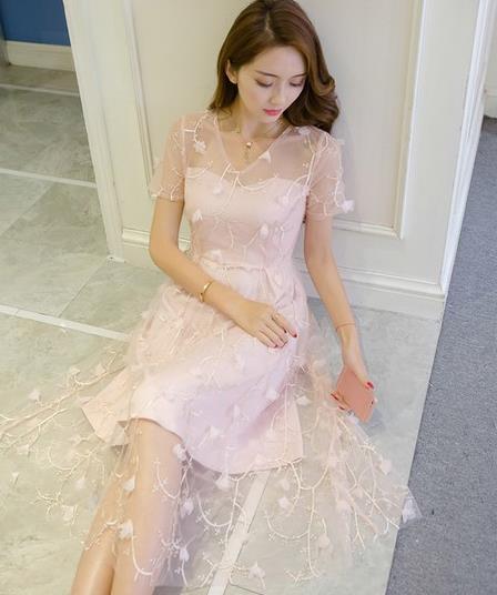 一字肩蕾丝高腰连衣裙：性感连衣裙搭出女神范儿