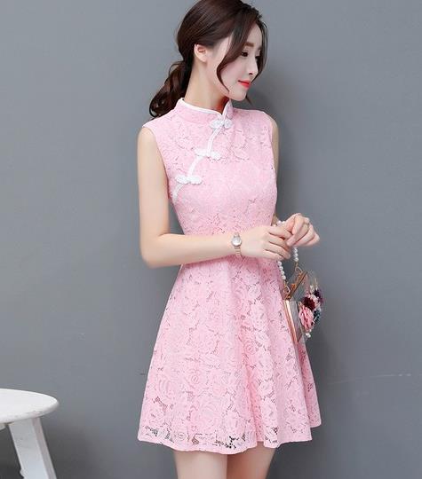 一字肩蕾丝高腰连衣裙：性感连衣裙搭出女神范儿