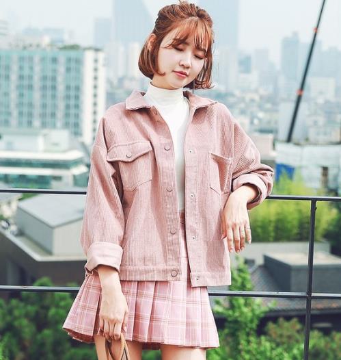 金丝绒棒球服外套的多种搭配:高贵优雅又帅气(图) 金丝绒棒球服外套的多种搭配:高贵优雅又帅气(图)