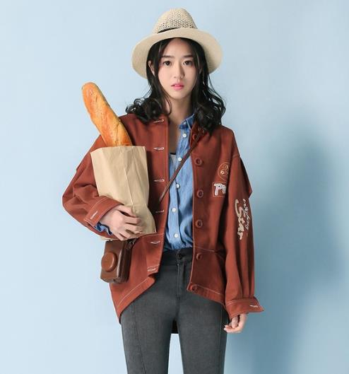 金丝绒棒球服外套的多种搭配:高贵优雅又帅气(图) 金丝绒棒球服外套的多种搭配:高贵优雅又帅气(图)