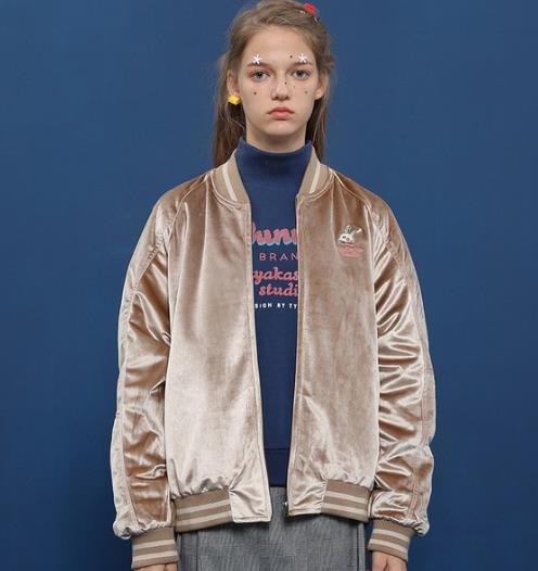 金丝绒棒球服外套的多种搭配：高贵优雅又帅气（图）