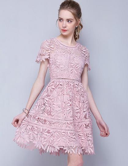 一字肩蕾丝高腰连衣裙：性感连衣裙搭出女神范儿