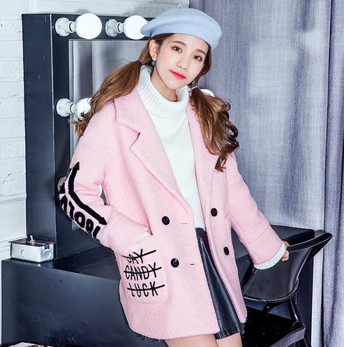 高领毛衣搭配刺绣大口袋呢外套：显高显瘦又减龄