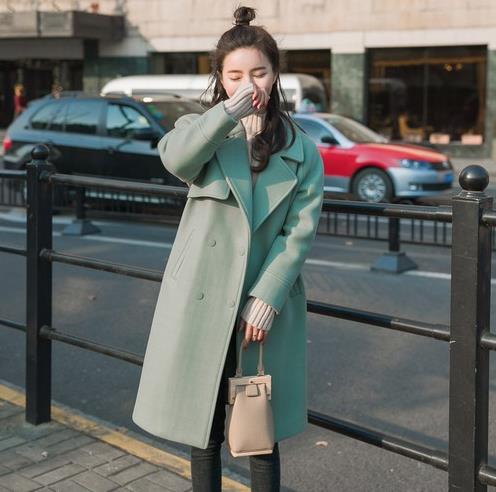 高领毛衣搭配刺绣大口袋呢外套：显高显瘦又减龄