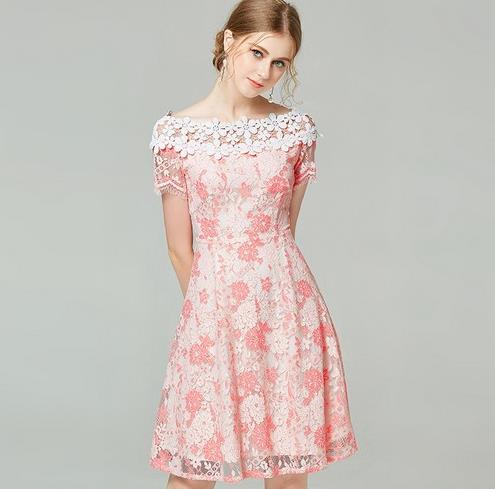 一字肩蕾丝高腰连衣裙：性感连衣裙搭出女神范儿