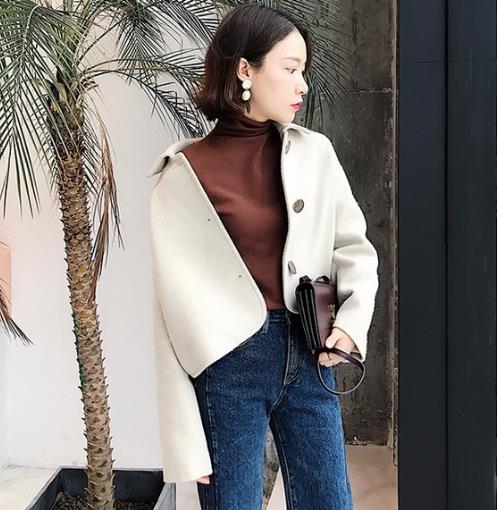 廓型毛呢短外套搭配牛仔阔腿裤:简约时尚显气质 廓型毛呢短外套搭配牛仔阔腿裤:简约时尚显气质
