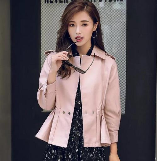 廓型毛呢短外套搭配牛仔阔腿裤：简约时尚显气质