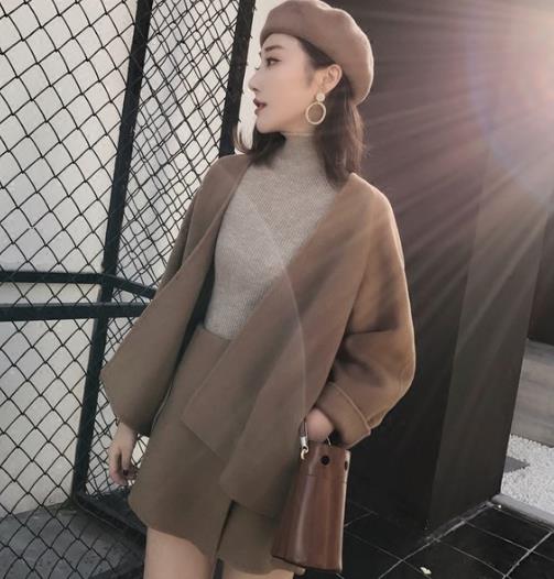 时尚新宠斜拼大口袋斗篷外套搭配：个性优雅复古风