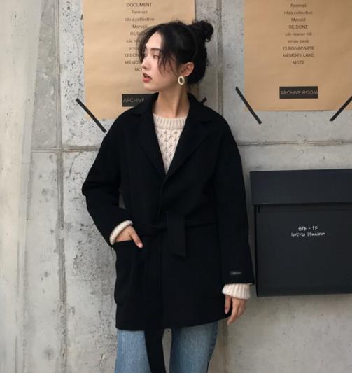 时尚新宠斜拼大口袋斗篷外套搭配：个性优雅复古风