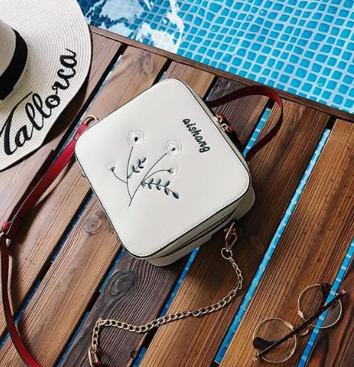 新款真皮流苏单肩铆钉链条包搭配:十足女人味(图) 新款真皮流苏单肩铆钉链条包搭配:十足女人味(图)