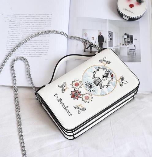 新款真皮流苏单肩铆钉链条包搭配：十足女人味（图）