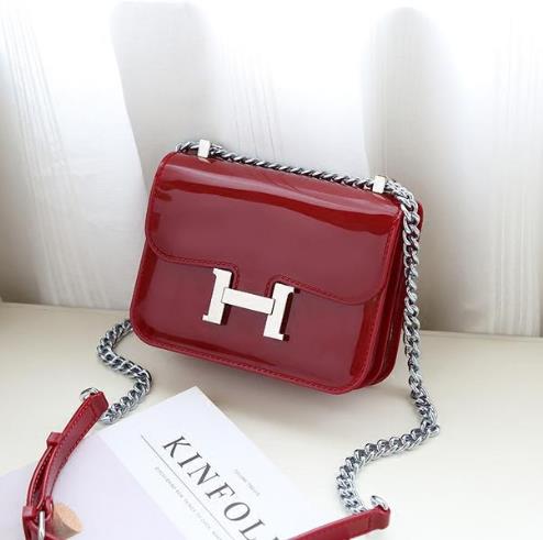 新款真皮流苏单肩铆钉链条包搭配：十足女人味（图）