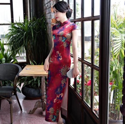 大气优雅的长款旗袍,展现女性的高贵气质 大气优雅的长款旗袍,展现女性的高贵气质