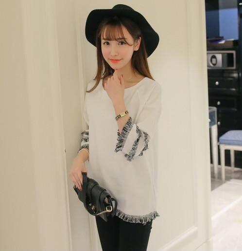 弹力性感流苏短裙搭配镂空蕾丝上衣:性感女人味 弹力性感流苏短裙搭配镂空蕾丝上衣:性感女人味