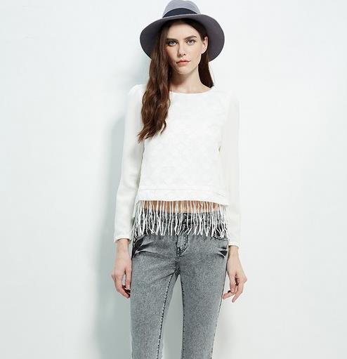 弹力性感流苏短裙搭配镂空蕾丝上衣：性感女人味