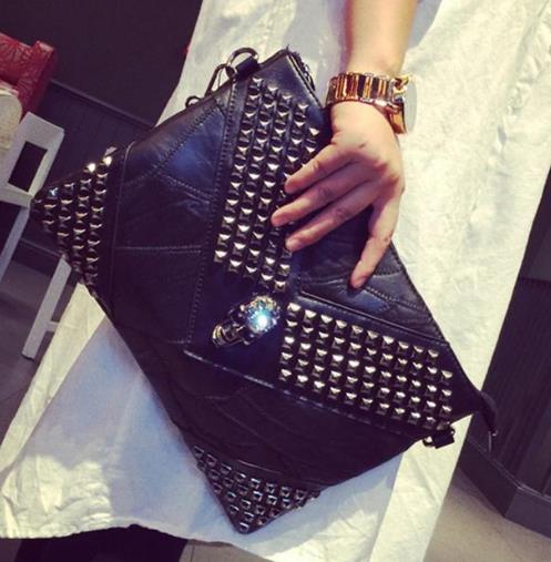 2017新款手拿包：时尚大气铆钉软皮手拿包（图）
