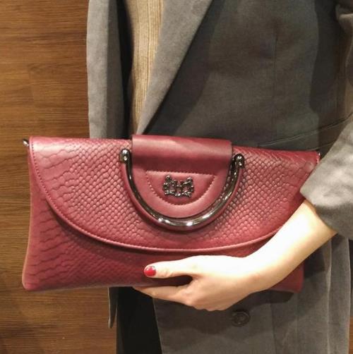 2017新款手拿包：时尚大气铆钉软皮手拿包（图）