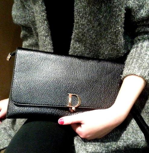 2017新款手拿包：时尚大气铆钉软皮手拿包（图）