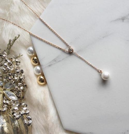 高贵优雅迷人的玫瑰金珍珠吊坠项链:简约大气 高贵优雅迷人的玫瑰金珍珠吊坠项链:简约大气