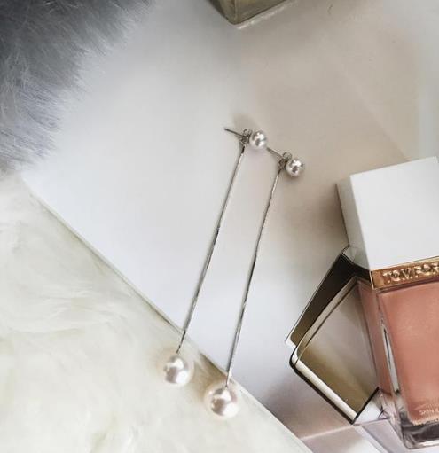 高贵优雅迷人的玫瑰金珍珠吊坠项链：简约大气