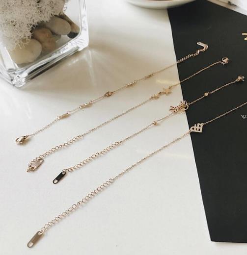 高贵优雅迷人的玫瑰金珍珠吊坠项链：简约大气