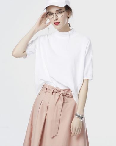 蝙蝠袖针织薄款罩衫搭配半身裙:乖巧张扬文艺范 蝙蝠袖针织薄款罩衫搭配半身裙:乖巧张扬文艺范