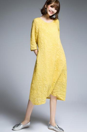 单肩包搭配褶皱收腰连衣裙：美轮美奂连衣裙推荐