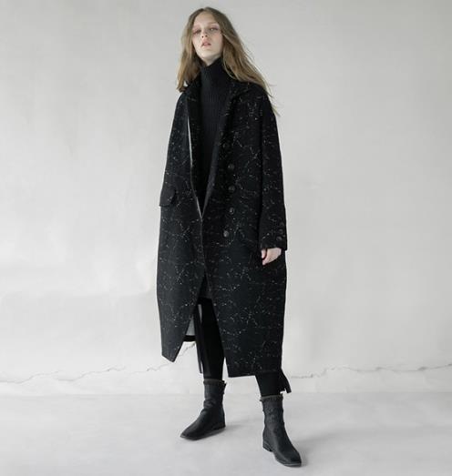 印花翻领廓形大衣搭配小脚裤：显高显瘦又百搭（图）