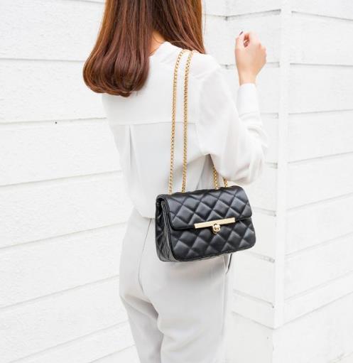 镶钻花朵链条小方包搭配:精致大气小方包推荐 镶钻花朵链条小方包搭配:精致大气小方包推荐