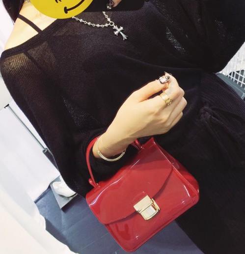 镶钻花朵链条小方包搭配:精致大气小方包推荐 镶钻花朵链条小方包搭配:精致大气小方包推荐