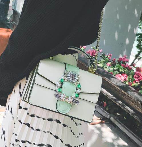 镶钻花朵链条小方包搭配：精致大气小方包推荐