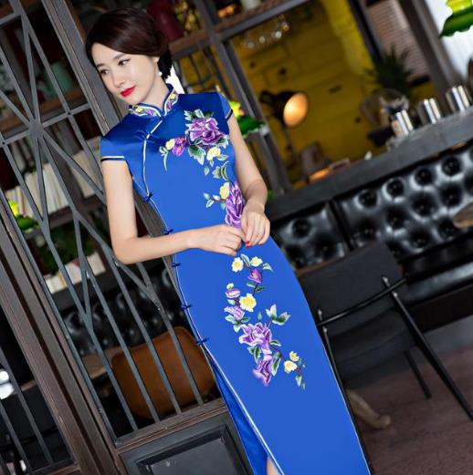 大气优雅的长款旗袍，展现女性的高贵气质