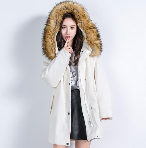 短款机车羊毛大衣搭配短款皮裙：酷帅又性感（图）