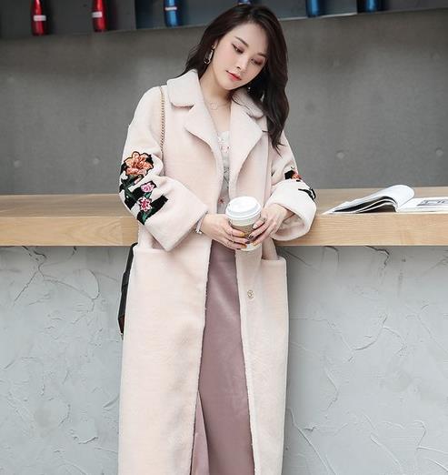 短款机车羊毛大衣搭配短款皮裙：酷帅又性感（图）