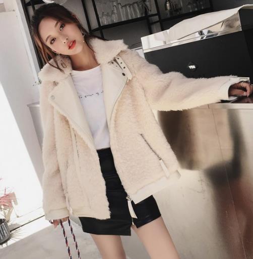 短款机车羊毛大衣搭配短款皮裙：酷帅又性感（图）