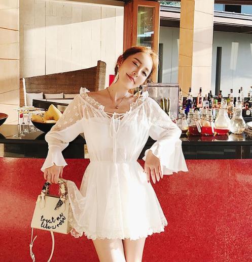 蕾丝宽松套头长袖的多种搭配：性感又独特（图）