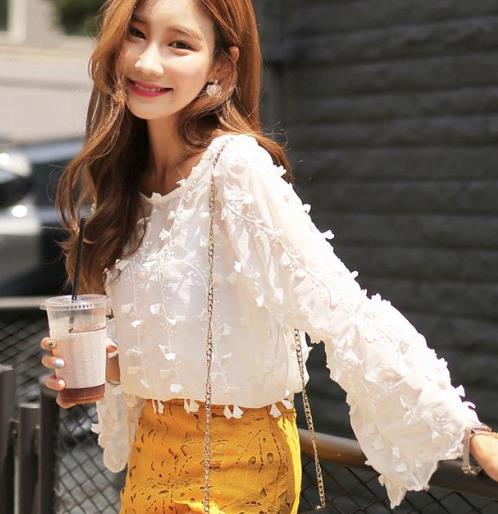 蕾丝宽松套头长袖的多种搭配：性感又独特（图）