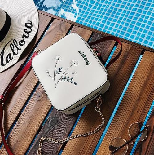 今年流行的迷你小方包单肩斜挎包:时尚百搭(图) 今年流行的迷你小方包单肩斜挎包:时尚百搭(图)