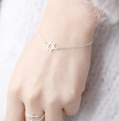 这几款纯银星星月亮镂空手链搭配：时尚减龄（图）